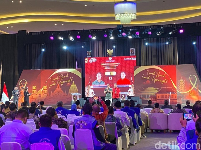 Suasana debat Pilgub Jateng 2024 di Semarang, Rabu (30/10/2024).