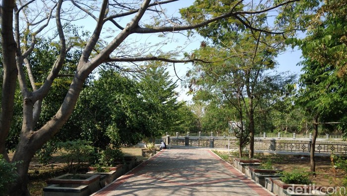 Suasana Hutan Kota Sumber Cirebon