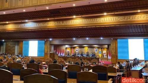 Suasana rapat paripurna DPRD Badung agenda pemandangan umum RAPBD 2025, pada Rabu (30/10/2024).