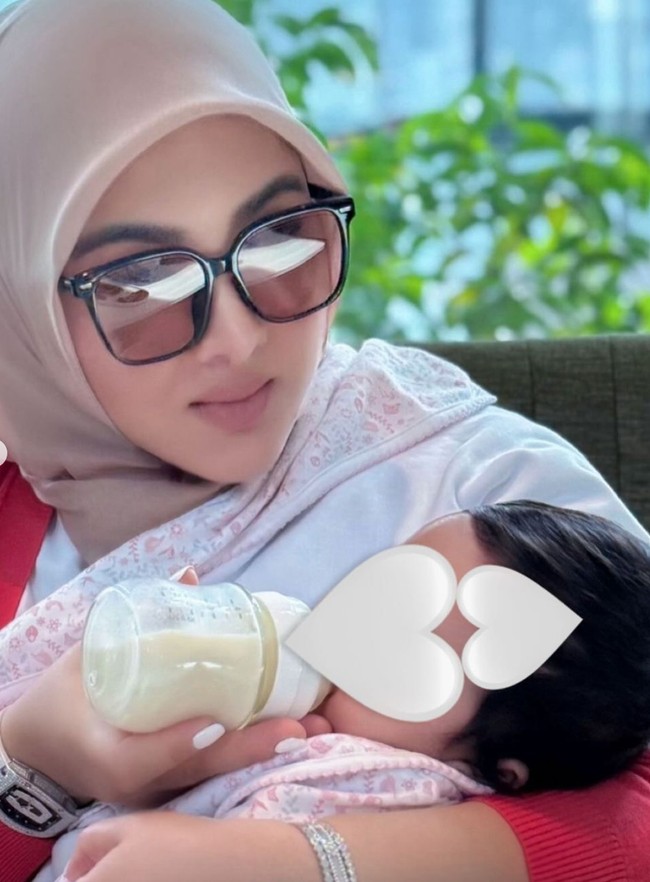 Sambil jalan-jalan Syahrini juga tetap momong putri kecilnya, baby Princess R. Meski wajahnya masih dirahasiakan namun terlihat jika putri Syahrini dan Reino Barack itu memiliki rambut hitam yang tebal. Foto: Instagram/@princessyahrini