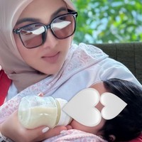 Sambil jalan-jalan Syahrini juga tetap momong putri kecilnya, baby Princess R. Meski wajahnya masih dirahasiakan namun terlihat jika putri Syahrini dan Reino Barack itu memiliki rambut hitam yang tebal. Foto: Instagram/@princessyahrini