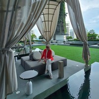 Mengenakan atasan lengan panjang berwarna merah dan celana putih, Syahrini terlihat stylish seperti biasanya. Penampilannya itu dilengkapi dengan flat shoes putih, hijab, dan kaca mata hitam. Foto: Instagram/@princessyahrini