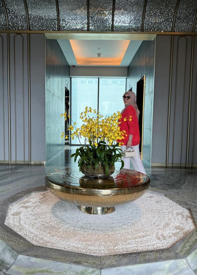 Berpose menyamping, penampilan istri Reino Barack itu terlihat sudah kembali seperti sebelum hamil dan melahirkan. Foto: Instagram/@princessyahrini