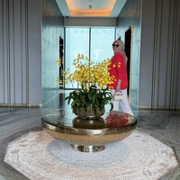 Berpose menyamping, penampilan istri Reino Barack itu terlihat sudah kembali seperti sebelum hamil dan melahirkan. Foto: Instagram/@princessyahrini