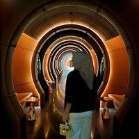 Tampak Syahrini yang asik menikmati momen dirinya jalan-jalan di Singapura sambil membawa tas mini Hermes. Hermes putih model K20 itu harganya diperkirakan mencapai sekitar Rp 600 juta. Foto: Instagram/@princessyahrini