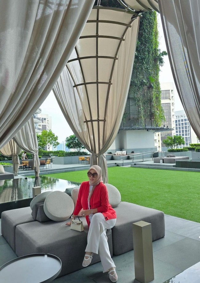 Setelah melahirkan dan menjadi seorang ibu, Syahrini masih terlihat aktif mengunggah foto-fotonya di Instagram. Terbaru, ia kembali membagikan foto-fotonya saat asik jalan-jalan di Singapura. Foto: Instagram/@princessyahrini