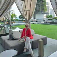 Setelah melahirkan dan menjadi seorang ibu, Syahrini masih terlihat aktif mengunggah foto-fotonya di Instagram. Terbaru, ia kembali membagikan foto-fotonya saat asik jalan-jalan di Singapura. Foto: Instagram/@princessyahrini