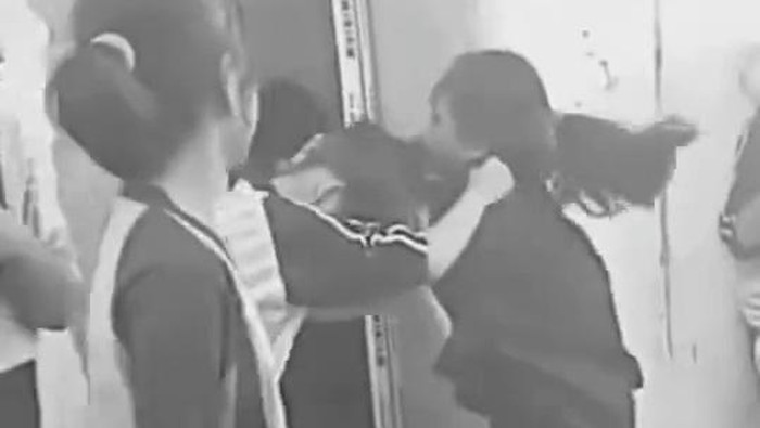 Tangkapan layar perkelahian siswi SMPN 65 Batam. (dok. Istimewa)