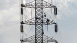 Pernah Lihat Menara Sutet Dirawat? Kaya Gini Nih