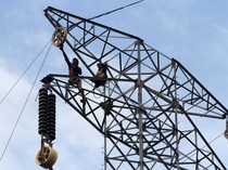 Pernah Lihat Menara Sutet Dirawat? Kaya Gini Nih