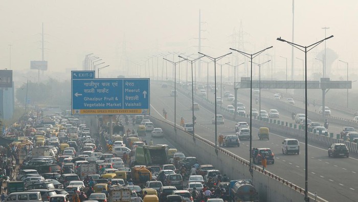 Vehicles are seen amidst early morning smog near a market in New Delhi, India, October 30, 2024.REUTERS/Anushree Fadnavis