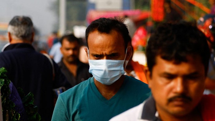 Tebalnya Polusi yang Menyelimuti New Delhi Vehicles are seen amidst early morning smog near a market in New Delhi, India, October 30, 2024.REUTERS/Anushree Fadnavis