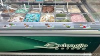 Jika ingin jajan yang segar-segar, The Waterfall Resto menawarkan gelato homemade dan premium. Tampilannya juga menggugah selera.