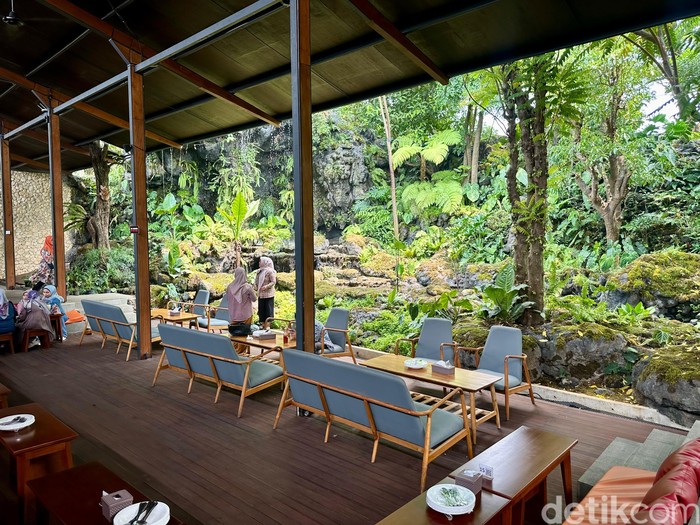 The Waterfall: Menikmati Cobek Udang dan Pizza Italia di Resto Panorama Air Terjun