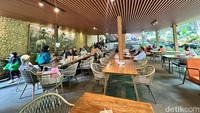 Area bersantapnya semi outdoor. Cocok juga untuk rombongan teman atau keluarga karena mampu menampung ratusan pengunjung.