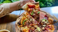 Pizza-nya punya aroma smoky yang sedap. Rasa gurih dagingnya juga kuat dengan sentuhan rasa segar paprika.