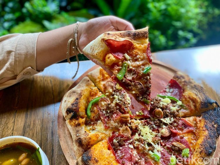 Resto Panorama Air Terjun di Depok Ini Punya Cobek Udang dan Pizza Enak