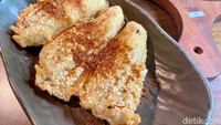 Tutup santapan dengan cicip Pisang Goreng Wijen (Rp 32.000). Per porsinya isi 3 pisang goreng ukuran besar. Di adonannya dicampur wijen putih sehingga terasa krenyes renyah.