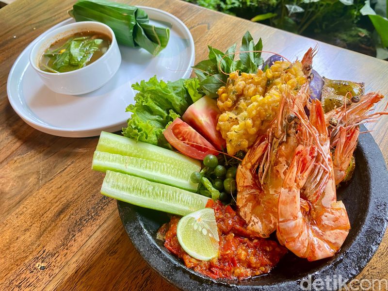The Waterfall: Menikmati Cobek Udang dan Pizza Italia di Resto Panorama Air Terjun
