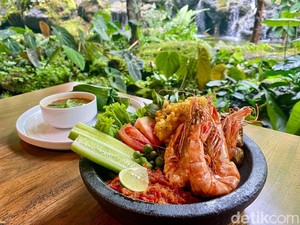 The Waterfall: Menikmati Cobek Udang dan Pizza Italia di Resto Panorama Air Terjun