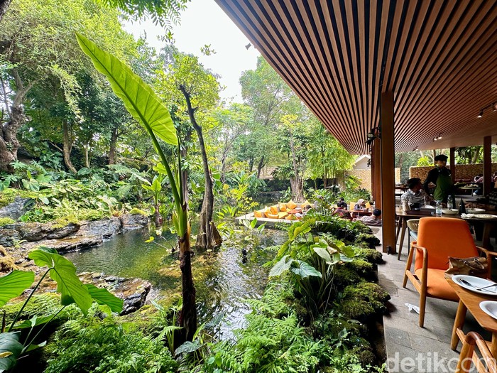 The Waterfall: Menikmati Cobek Udang dan Pizza Italia di Resto Panorama Air Terjun The Waterfall: Menikmati Cobek Udang dan Pizza Italia di Resto Panorama Air Terjun