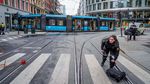 Trem di Norwegia Tergelincir Hingga Tabrak Toko
