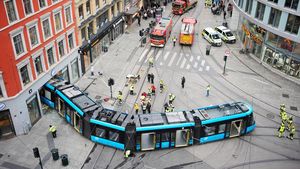Trem di Norwegia Tergelincir Hingga Tabrak Toko