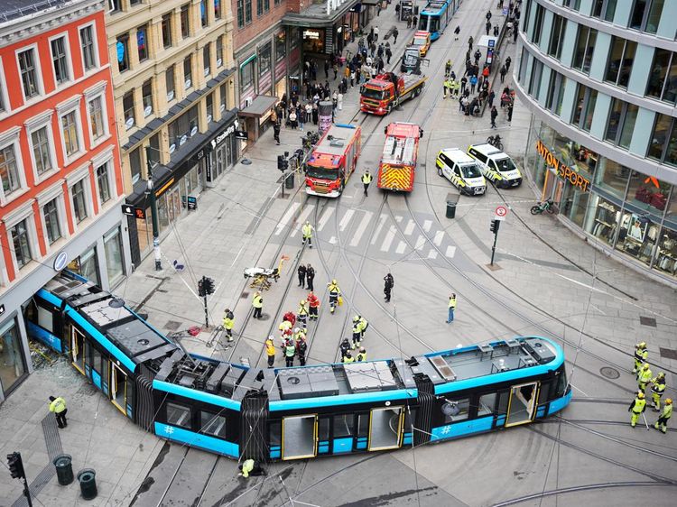 Trem di Norwegia Tergelincir Hingga Tabrak Toko