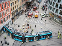 Trem di Norwegia Tergelincir Hingga Tabrak Toko