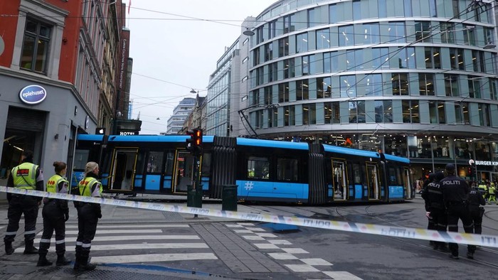 Trem di Norwegia Tergelincir Hingga Tabrak Toko People stand near a tram after it was pulled out of a shop it crashed into, in Oslo, Norway October 29, 2024. REUTERS/Tom Little
