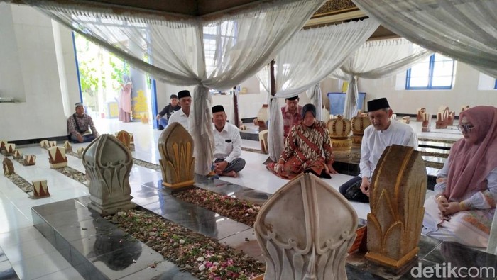Tri Rismaharini, Cagub Jatim nomor urut 2 berziarah ke Makam Sultan Abdul Kadirun di Bangkalan.