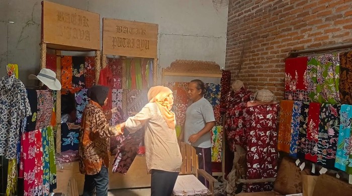 Tri Rismaharini saat mengunjungi sentar Batik Balitar di Kota Blitar.