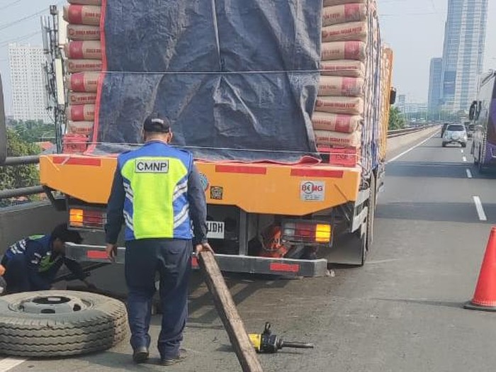 Truk Gangguan di Tol Wiyoto Wiyono