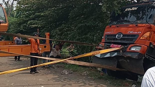 Truk Sampah Terperosok ke Kali Sunter, DLH Dalami Dugaan Kelalaian Sopir