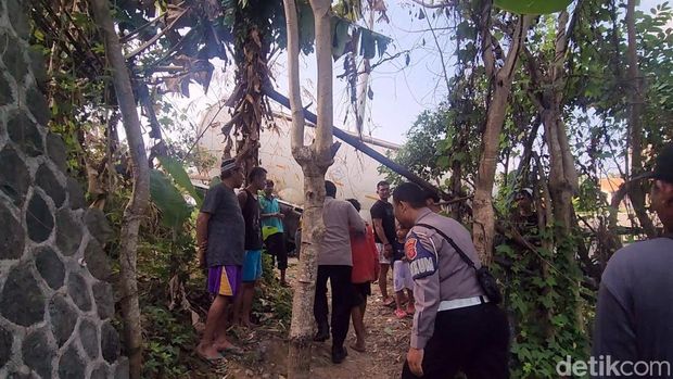 Truk tangki yang menabrak pagar sebuah sekolah di Kampung Gunung Sumping, Desa Citepus, Kecamatan Palabuhanratu, Kabupaten Sukabumi