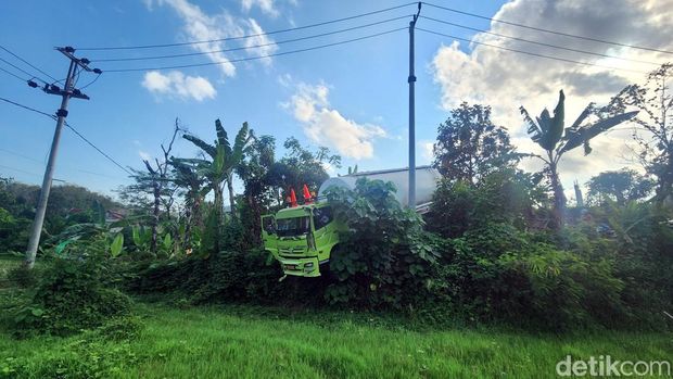 Truk Terperosok di Sukabumi, Sopir Linglung Bikin Heboh Warga