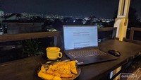 Nugas dengan panorama city light Kota Bandung dari sudut kota sebelah timur
