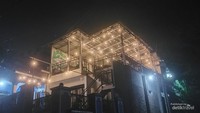 Tampak depan cafe dari bawah lahan parkir yang luas