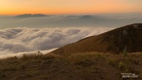 Lautan awan di puncak gunung Guntur waktu senja
