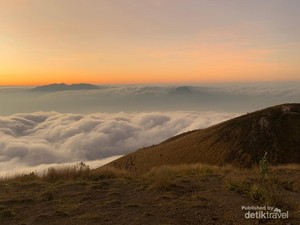 Wow! Lautan Awan di Puncak Gunung Guntur Seindah Ini