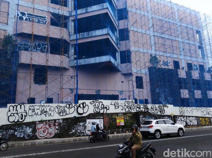 Bangunan Gama Bookstore di Jalan Persatuan, yang mulai diruntuhkan dan segera dilakukan penataan ulang. Foto diambil pada Rabu (30/10/2024).