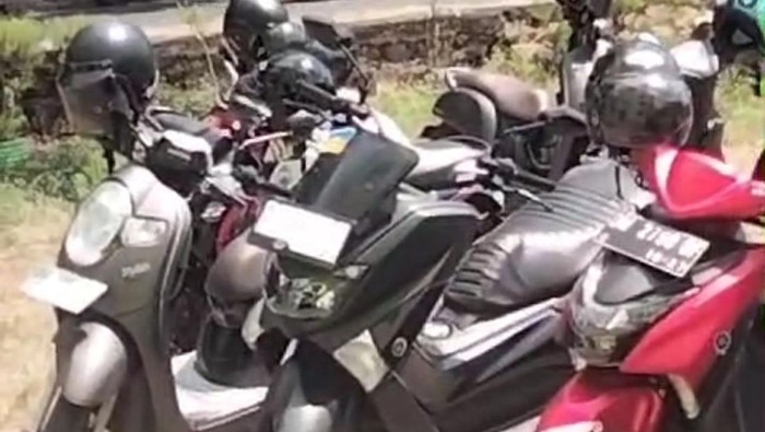 Tiga mahasiswa Universitas Lamappapoleonro (Unipol) Kabupaten Soppeng, dipanggil menghadap oleh dosennya gegara terdapat atribut calon bupati di motornya.