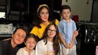 Ussy dan Andhika Pratama merayakan ultah Eleanor di rumah. Eleanor tampak manis dengan kacamata dan rambut tergerai. (Foto: dok Instagram)