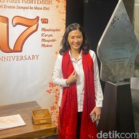 Talkshow bersama desainer Obin yang digelar dalam rangka perayaan ulang tahun ke-17 Alun Alun Indonesia di Grand Indonesia, Jakarta Pusat, baru-baru ini kedatangan tamu spesial. Muncul Veronica Tan yang baru menjabat sebagai Wakil Menteri PPPA. (Foto: Daniel Ngantung/detikcom)
