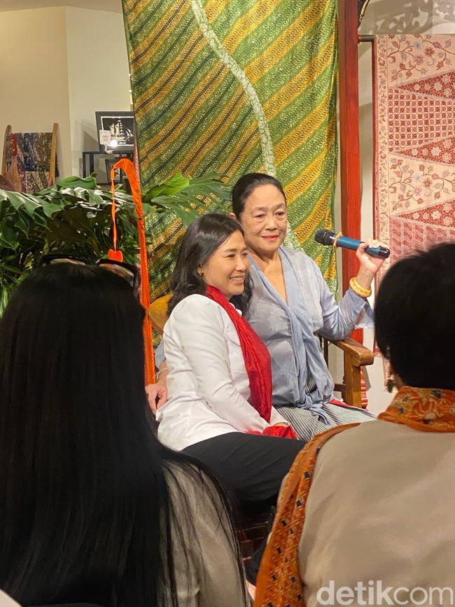 Veronica datang untuk mendukung Obin yang saat itu berbagi ilmu tentang kebaya, dan cara memakai kain batik, mulai dari membuat wiron hingga styling. Di sela acara, Veronica sempat mengajak perancang yang lebih suka disebut tukang kain itu berfoto bersama. (Foto: Daniel Ngantung/detikcom) Foto: Daniel Ngantung/detikcom