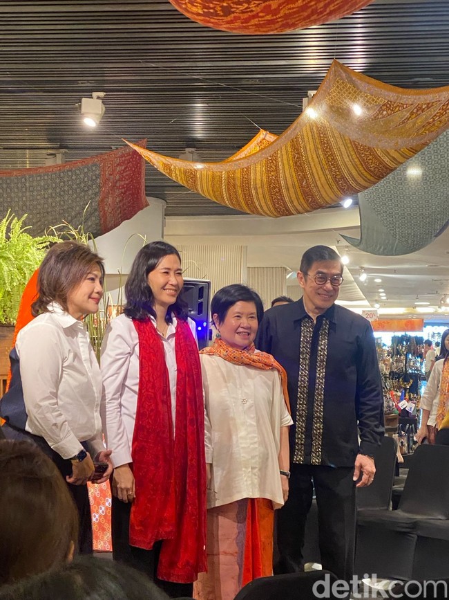 Tiba di lokasi, Veronica langsung disambut hangat. Beberapa tamu tampak antusias dengan mengajak foto bersama. Apalagi, kedatangan mantan istri Basuki Tjahaja Purnama atau Ahok itu tidak diumumkan sebelumnya. (Foto: Daniel Ngantung/detikcom)