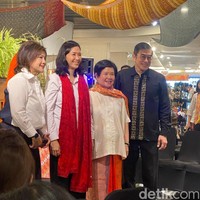 Tiba di lokasi, Veronica langsung disambut hangat. Beberapa tamu tampak antusias dengan mengajak foto bersama. Apalagi, kedatangan mantan istri Basuki Tjahaja Purnama atau Ahok itu tidak diumumkan sebelumnya. (Foto: Daniel Ngantung/detikcom)