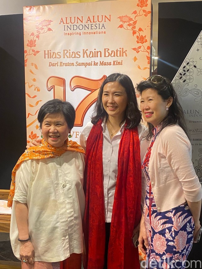 Veronica hadir dengan tampilan yang relatif sederhana dalam balutan kemeja putih dan celana panjang hitam. Melengkapi gayanya, selendang merah tenun batik kreasi Obin yang dipakai sebagai syal. (Foto: Daniel Ngantung/detikcom)