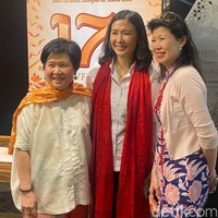 Veronica hadir dengan tampilan yang relatif sederhana dalam balutan kemeja putih dan celana panjang hitam. Melengkapi gayanya, selendang merah tenun batik kreasi Obin yang dipakai sebagai syal. (Foto: Daniel Ngantung/detikcom)