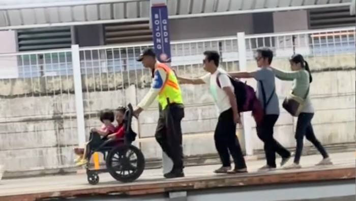 Video PKD Stasiun Bojong Gede mendorong kursi roda serta menuntun 3 tunanetra penumpang KRL viral di medsos. Warganet ramai mengapresiasi aksi PKD itu. (dok Pribadi/TikTok @acarbakwan)